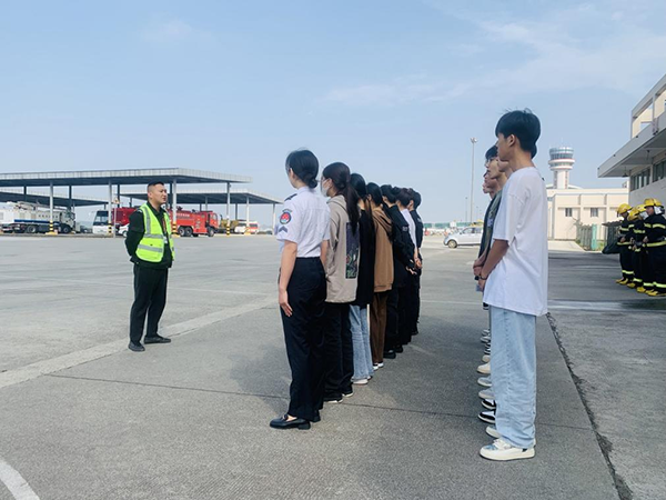 綿陽(yáng)機(jī)場(chǎng)安檢站對(duì)閬中機(jī)場(chǎng)、民航校  實(shí)習(xí)生開展軍訓(xùn).png