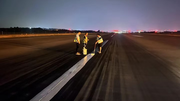 深夜，航班結(jié)束后，工作人員對跑道中心線進行復(fù)新_副本.jpg
